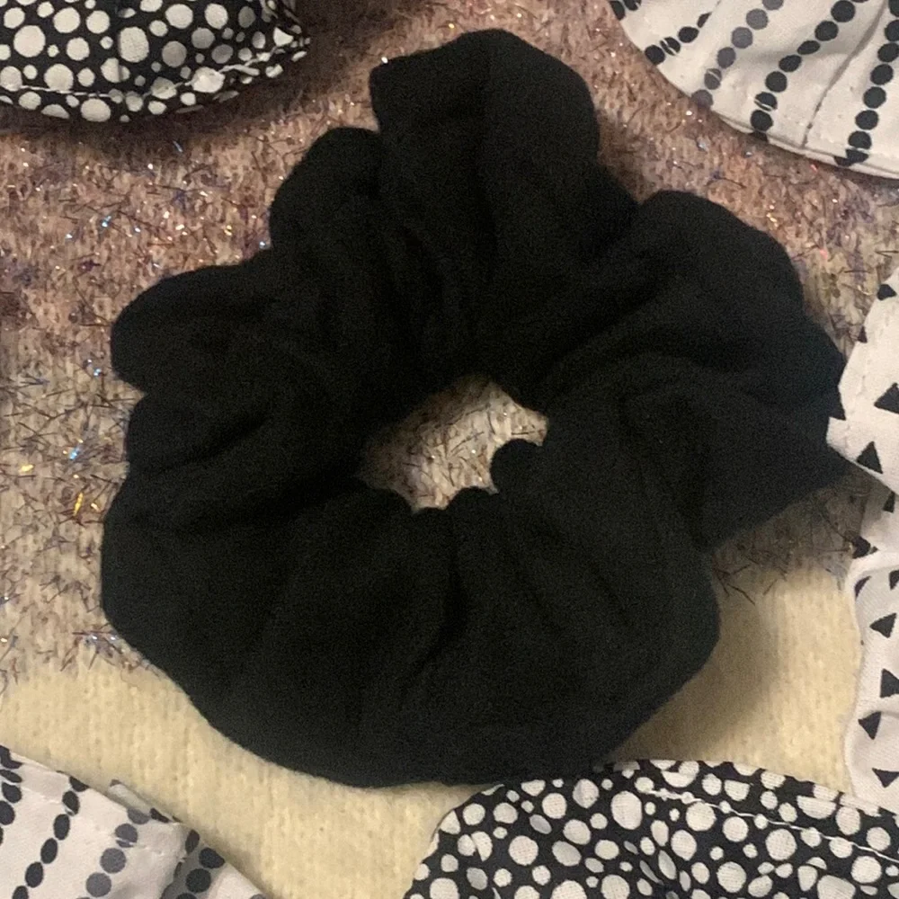 Scrunchies 7-pack black & white - 5”